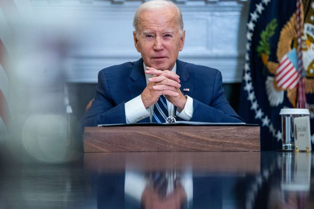 Washington (United States), 21/11/2023.- US President Joe Biden outlines efforts to counter the flow of fentanyl into the United States during a meeting in the Roosevelt Room of the White House in Washington, DC, USA, 21 November 2023. Biden also gave a brief update on the negotiations for the release of hostages taken by Hamas on 07 October. (Estados Unidos) EFE/EPA/SHAWN THEW / POOL