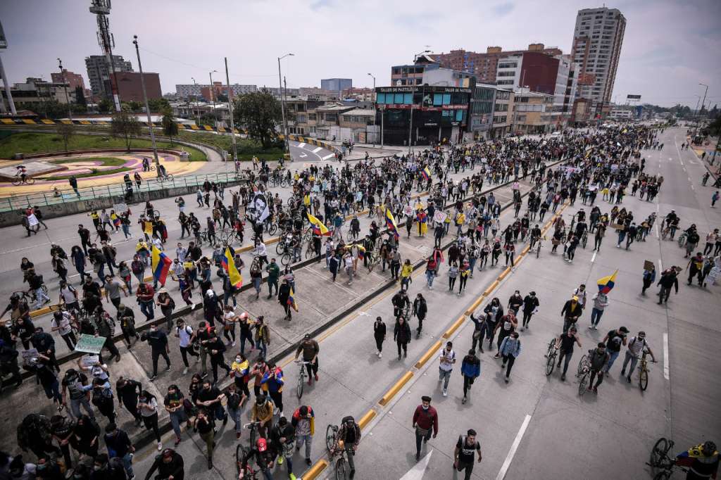 La marcha continúa avanzando por la Cll. 26 hacia la Plaza de Bolívar.