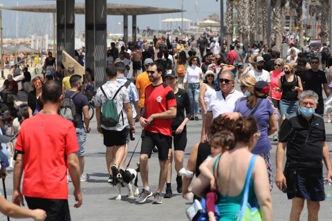 En fotos: Los israelíes, aliviados, salen a la calle sin tapabocas anticovid