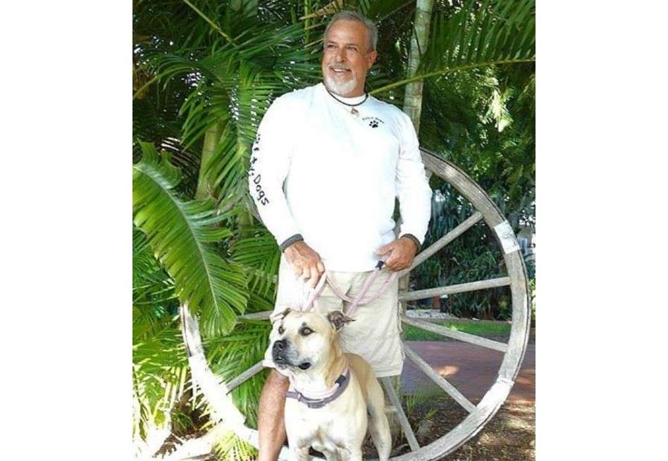 Diariamente en su camioneta, Eddie Alvarez recorre las calles de Florida, en un acto de compromiso y compasión,brinda alimento y cariño a quienes llama “el regalo más grande de Dios al hombre”.