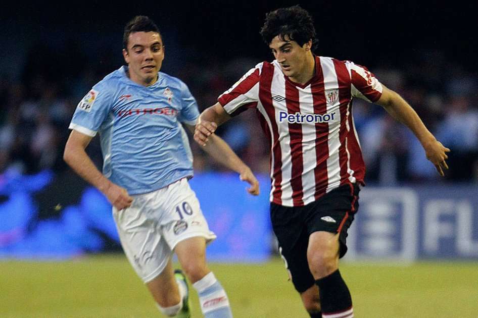 El defensa del Athletic de Bilbao San José (d) escapa de Iago Aspas, del Celta. / EFE