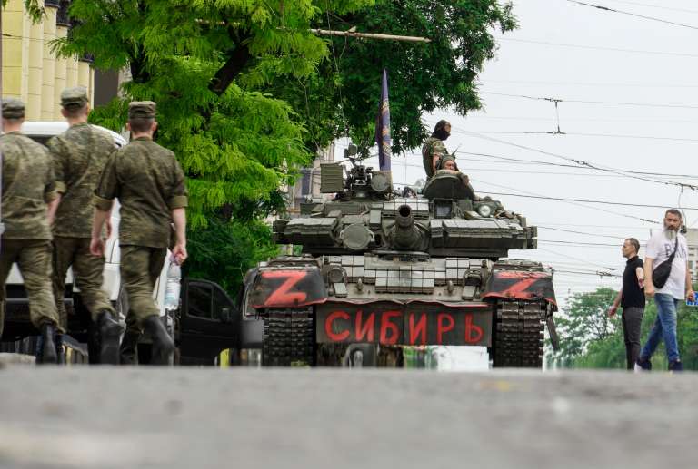 Rostov-on-don (Russian Federation), 23/06/2023.- Servicemen from private military company (PMC) Wagner Group block a street with a tank reading 'Siberia' in downtown Rostov-on-Don, southern Russia, 24 June 2023. Security and armoured vehicles were deployed after Wagner Group's chief Yevgeny Prigozhin said in a video that his troops had occupied the building of the headquarters of the Southern Military District, demanding a meeting with Russia'Äôs defense chiefs. (Rusia) EFE/EPA/STRINGER