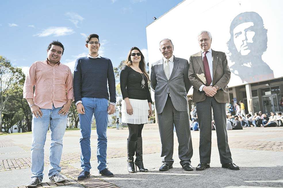 De izquierda a derecha: Carlos Andrés Santiago, Daniel Díaz, Paola Portilla, de Pacto por la Educación; y Eduardo Aldana y Eduardo Posada, de la misión de sabios de 1994. / Gustavo Torrijos - El Espectador