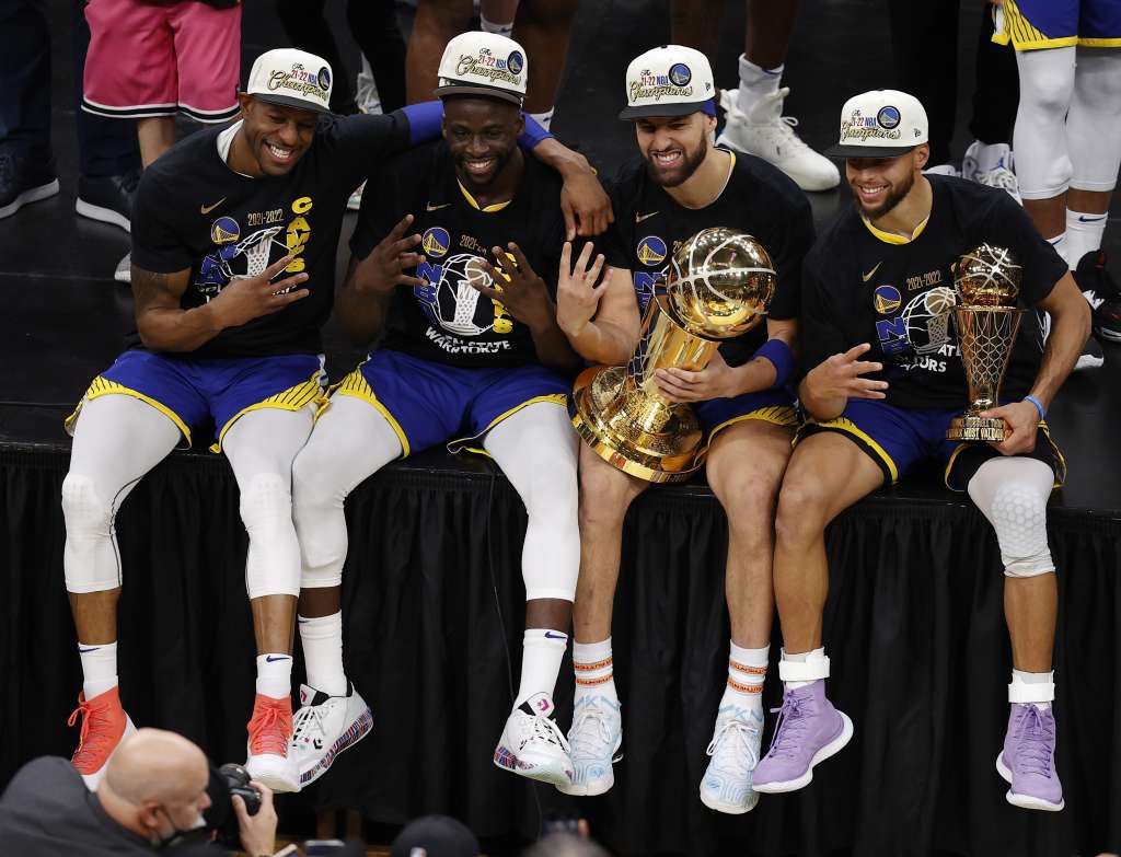 Boston (United States), 16/06/2022.- Golden State Warriors forward Andre Iguodala (L), Golden State Warriors forward Draymond Green (2-L), Golden State Warriors guard Klay Thompson (2-R), and Golden State Warriors guard Stephen Curry (R), pose for a team photo, following the Golden State Warriors win during Game 6 of the National Basketball Association (NBA) Finals against the Boston Celtics at TD Garden in Boston, Massachusetts, USA, 16 June 2022. The Warriors are the 2022 NBA Champions. (Baloncesto, Estados Unidos) EFE/EPA/JOHN G. MABANGLO SHUTTERSTOCK OUT