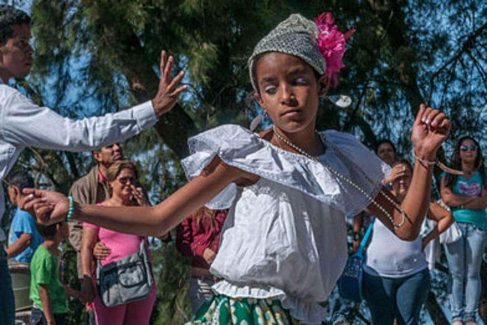 Imagen de una niña venezolana bailando joropo. / Cortesía