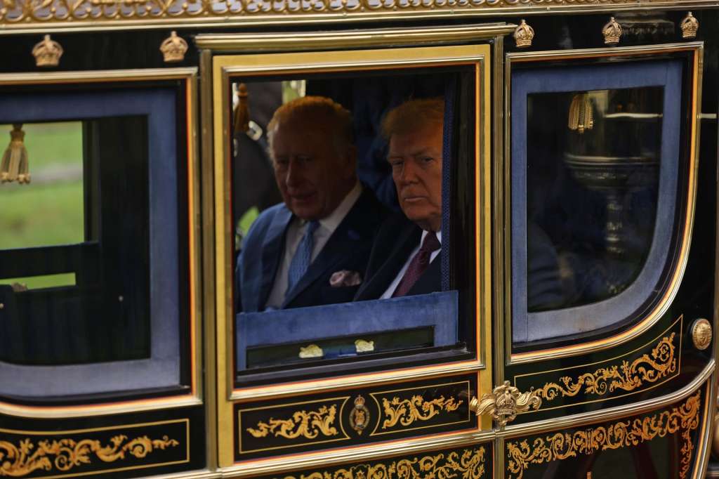 Windsor (United Kingdom), 17/09/2025.- A handout photo made available by the British Ministry of Defence shows Britain's King Charles III (L) and US President Donald J. Trump during a carriage ride to Windsor Castle in Windsor, Britain, 17 September 2025. Britain's King Charles III is hosting US President Trump during his second official state visit to the UK from 17 to 19 September 2025. (Reino Unido) EFE/EPA/SSgt Donald C TODD/UK MOD HANDOUT HANDOUT EDITORIAL USE ONLY/NO SALES