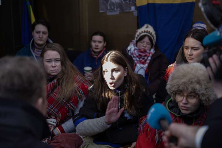 Los manifestantes perseguían "cerrar el Estado" como protesta por la continua actividad de turbinas eólicas en la región de Fosen, más de un año después de que la Corte Suprema noruega se pronunciara contra estos parques.
Según el tribunal, este proyecto viola el derecho de las familias sami a practicar la cría de renos. Los samis son una minoría indígena de unas 100.000 personas que viven entre Noruega, Suecia, Finlandia y Rusia.
La protesta comenzó el jueves pasado cuando un grupo de samis vestidos con el traje tradicional azul y rojo ocuparon la entrada del Ministerio de Petróleo y Energía.
Los activistas fueron desalojados en la noche del domingo, pero volvieron durante la semana, extendiendo la toma a más edificios del gobierno.