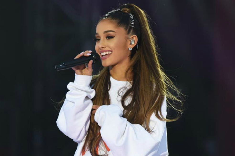 Ariana Grande es propietaria de una marca de maquillaje llamada R.E.M Beauty.