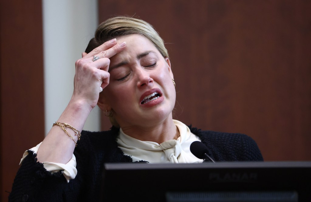 Fairfax (United States), 05/05/2022.- US actress Amber Heard reacts on the stand during the 50 million US dollar Depp vs Heard defamation trial at the Fairfax County Circuit Court in Fairfax, Virginia, USA, 05 May 2022. Johnny Depp's 50 million US dollar defamation lawsuit against Amber Heard that started on 10 April is expected to last five or six weeks. (Estados Unidos) EFE/EPA/JIM LO SCALZO / POOL