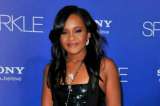 Transfieren a hija de Whitney Houston, aún en coma, a centro de rehabilitación