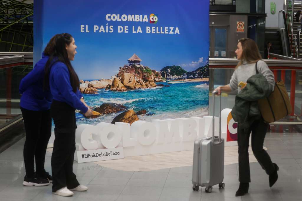 MADRID, 24/01/2024.- Un clarinete, un guache y un tambor alegraron el día a los usuarios del metro de Madrid e hicieron bailar a los reunidos este martes ante la estación de metro 'Colombia', que ha sido rebautizada temporalmente como 'Colombia, el país de la belleza'. EFE/ Fernando Alvarado