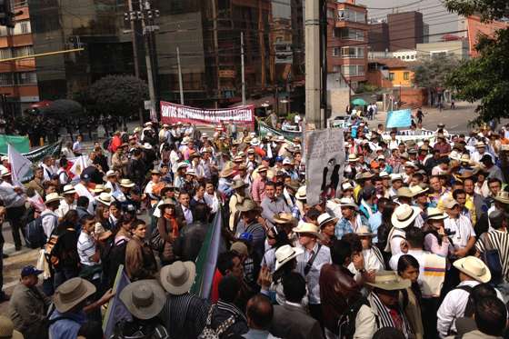 Así lucía la protesta de productores frente a la oficina de la Federación de Cafeteros / Héctor Sandoval