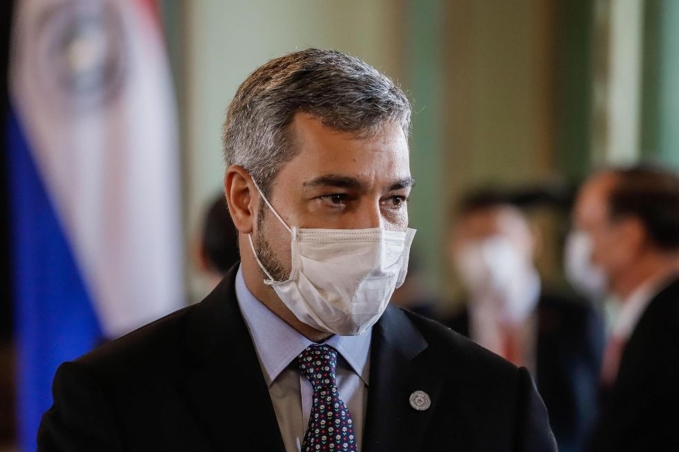 El presidente de Paraguay, Mario Abdo Benítez, fue elogiado por su respuesta frente a la pandemia de coronavirus en un principio, pero ahora es criticado por ser relajar las normas solo para un sector de la población.