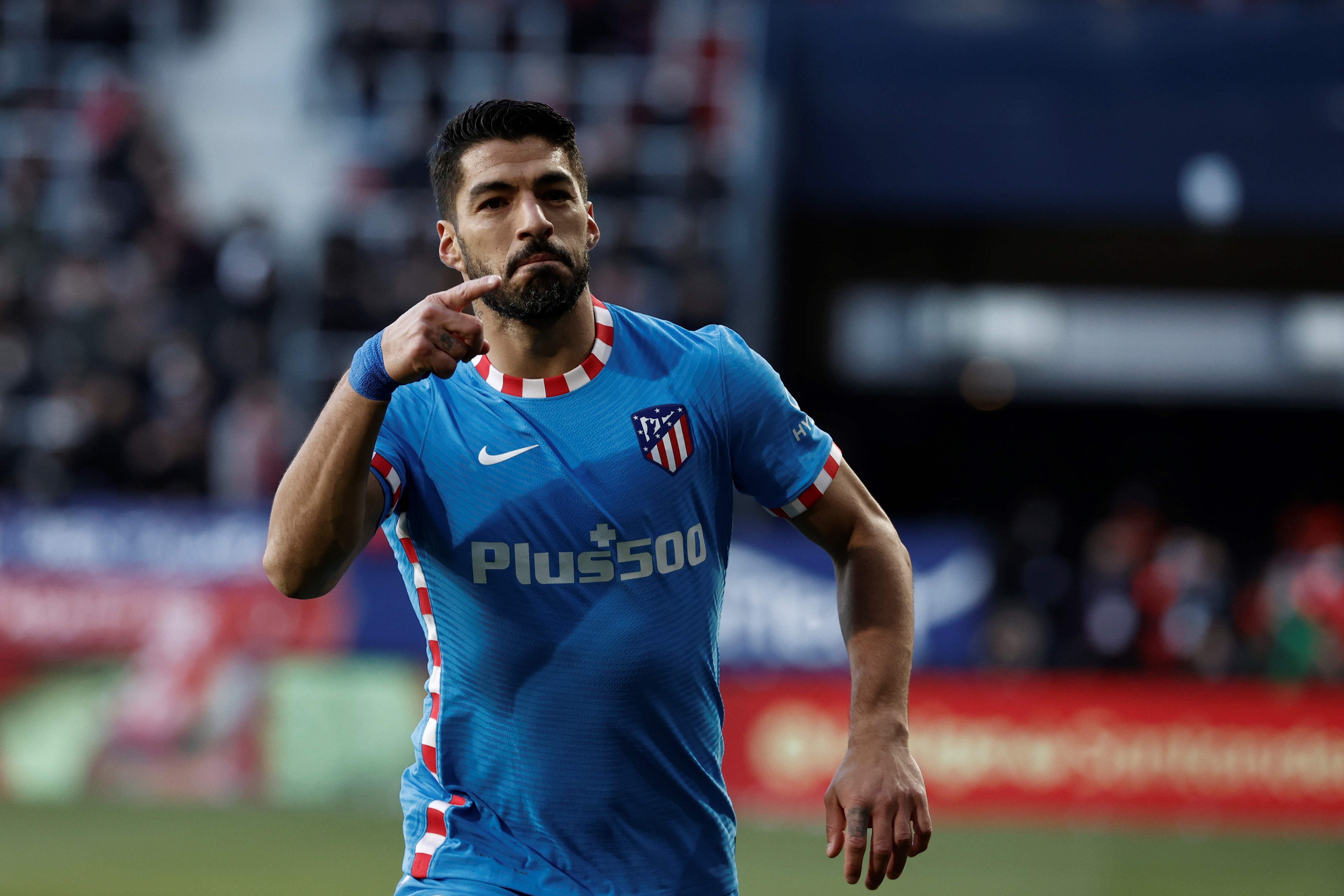 **ATENCIÓN EDITORES AÑADE INFORMACIÓN** PAMPLONA, 19/02/2022.- El delantero uruguayo del Atlético de Madrid, Luis Suárez, celebra tras marcar el 0-2 durante el partido de Liga ante Osasuna correspondiente a la jornada 25 que disputan en el estadio de El Sadar, en Pamplona. EFE/Jesús Diges