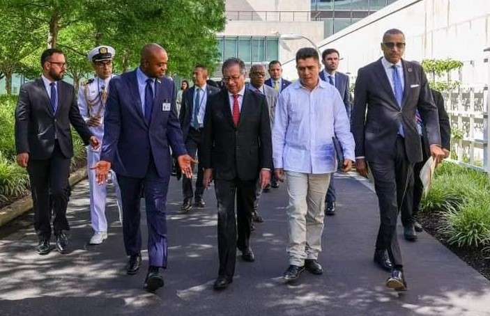 El presidente Petro (izq) y el firmante de paz Diego Tovar hablaron en 11 de julio de 2024 ante la ONU, en Nueva York.