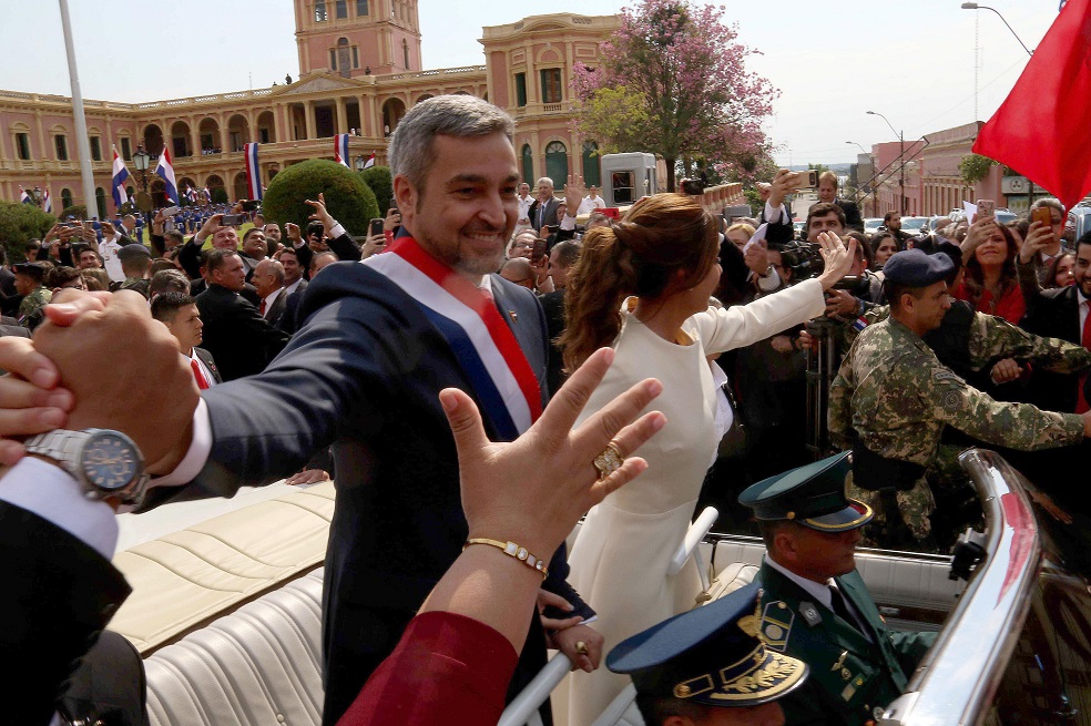 Mario Abdo Benítez, presidente de Paraguay, junto a su esposa, Silvana Lopez, tras la posesión el pasado miércoles 15 de agosto. / EFE