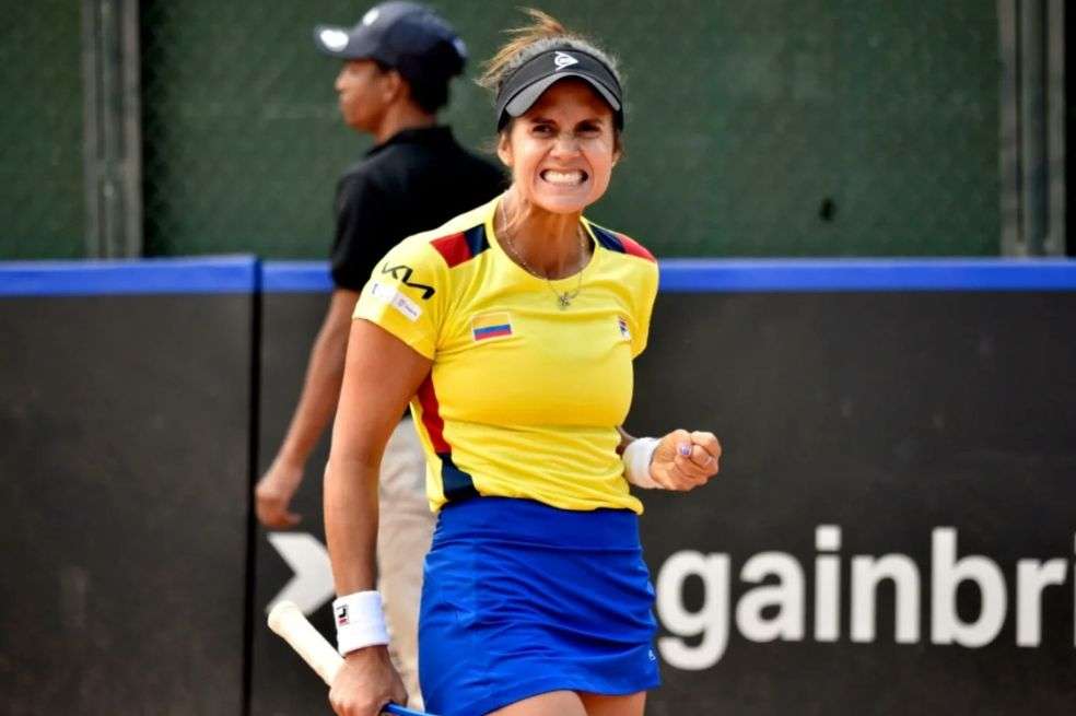 La tenista colombiana María Paulina Pérez celebra la victoria en la serie contra Venezuela.