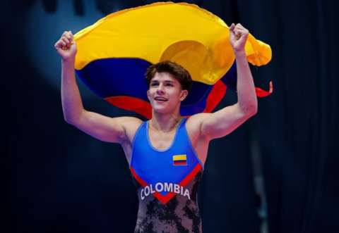 El colombiano Jovanni Tovar conquistó un histórico título mundial de lucha en Bakú