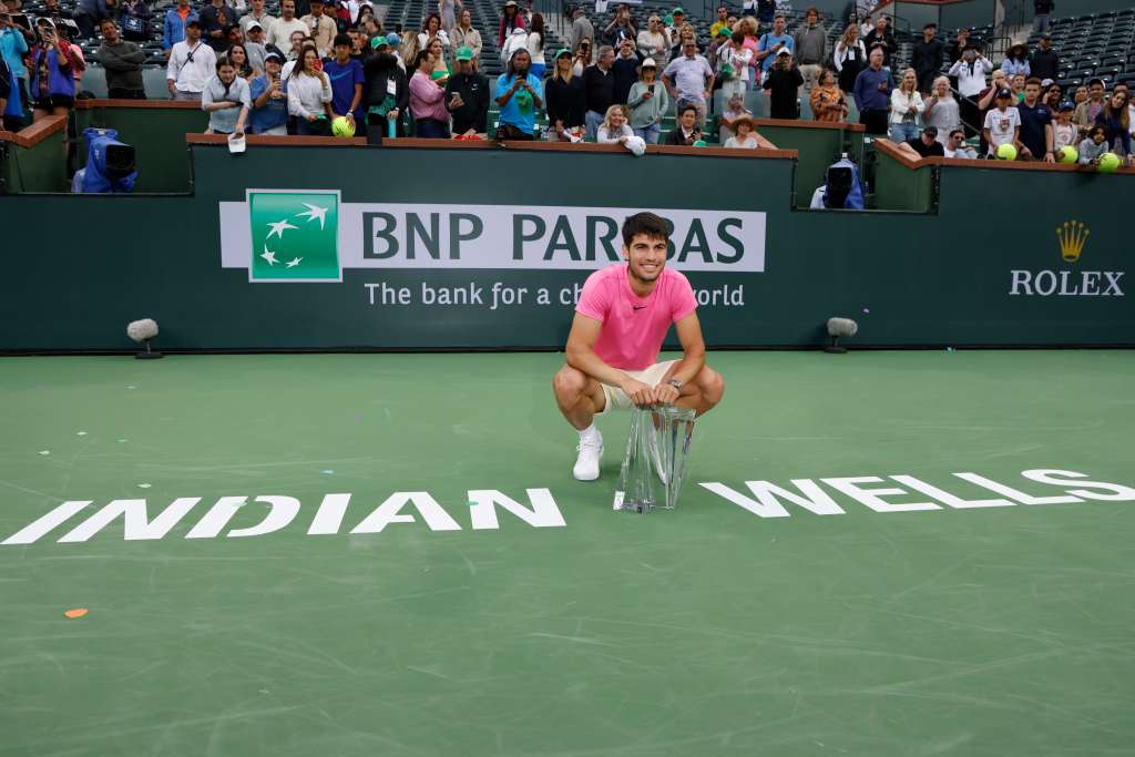 Indian Wells (United States), 19/03/2023.- Carlos Alcaraz of Spain poses with the Championship trophy after he defeated Daniil Medvedev of Russia during the men's finals of the BNP Paribas Open tennis tournament at the Indian Wells Tennis Garden in Indian Wells, California, USA, 19 March 2023. (Tenis, Abierto, Rusia, España, Estados Unidos) EFE/EPA/JOHN G. MABANGLO