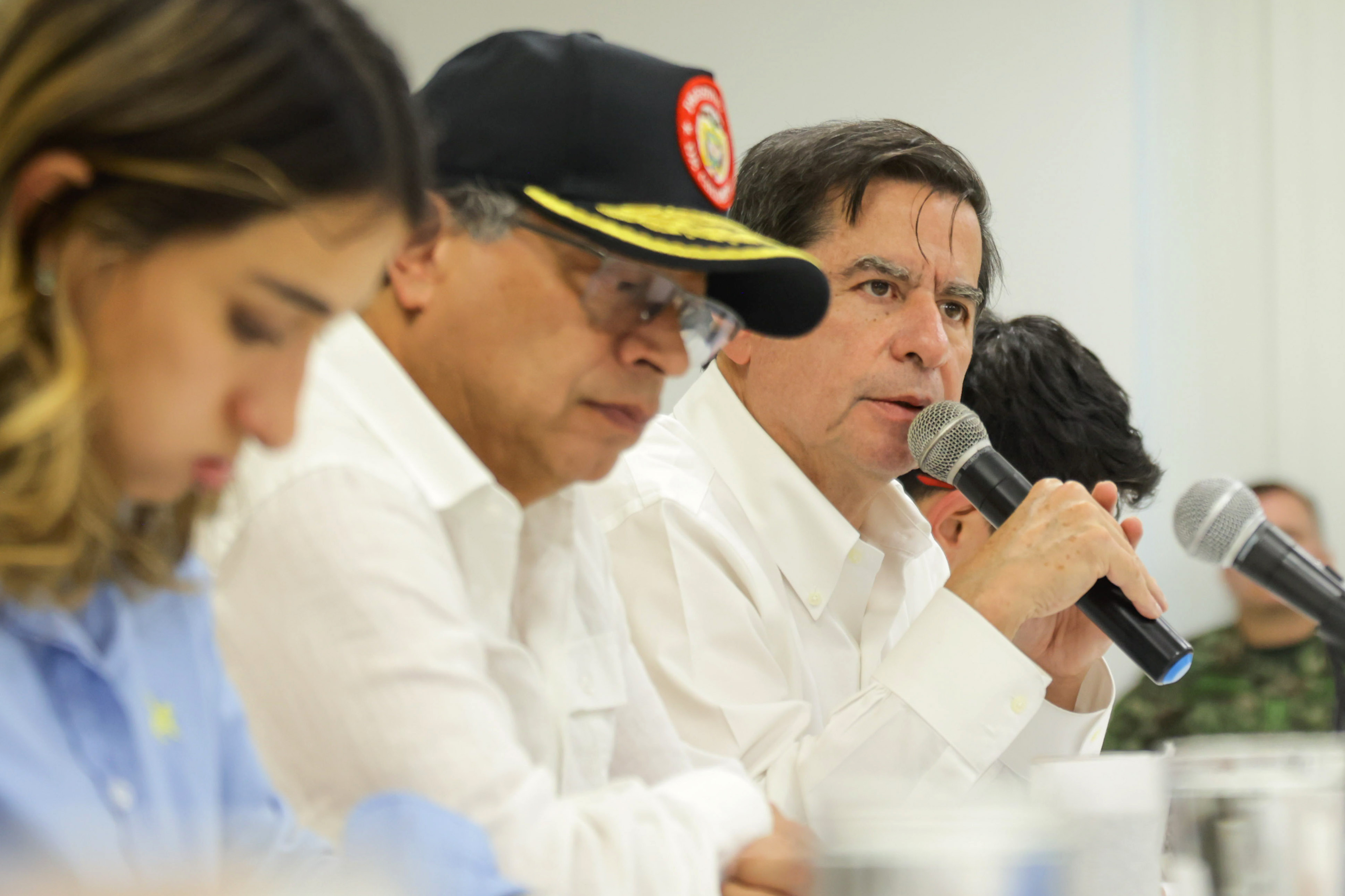 AME2056. TIBÚ (COLOMBIA), 17/01/2025.- Fotografía cedida por la Presidencia de Colombia del ministro del interior, Juan Fernando Cristo (d) junto al presidente de Colombia, Gustavo Petro (2i), durante un Consejo de Seguridad realizado este viernes, en Tibú Norte de Santander (Colombia). El Ejército colombiano envió 300 militares para reforzar la zona del Catatumbo donde la guerrilla del Ejército de Liberación Nacional (ELN) se enfrenta a una disidencia de las FARC en choques que han dejado más de 30 muertos y la población permanece amenazada. EFE/ Presidencia de Colombia /SOLO USO EDITORIAL NO VENTAS /SOLO DISPONIBLE PARA ILUSTRAR LA NOTICIA QUE ACOMPAÑA (CRÉDITO OBLIGATORIO)