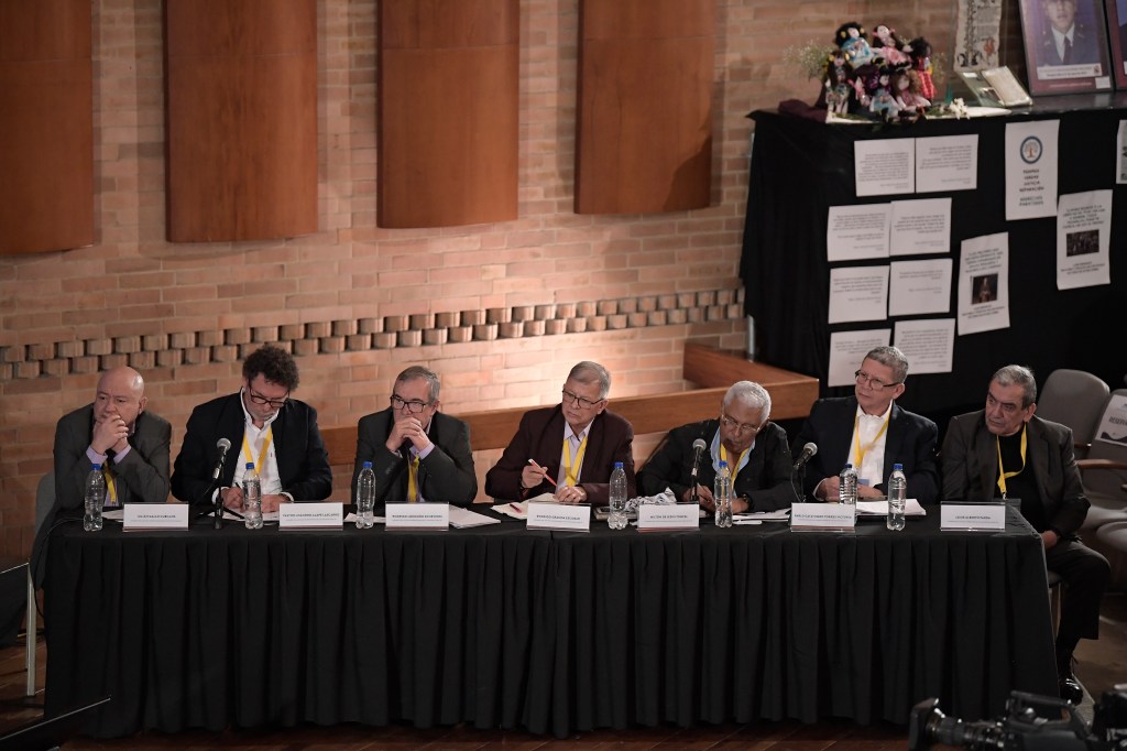 Julián Gallo Cubillos, Pastor Alape, Rodrigo Londoño, Rodrigo Granda, Milton de Jesús Toncel, Pablo Catatumbo y Jaime Alberto Parra, miembros del antiguo secretariado de la extinta guerrilla Farc, admitiendo su responsabilidad por los miles de secuestros durante la primer jornada de audiencias de reconocimiento ante víctimas y Magistrados de la JEP.