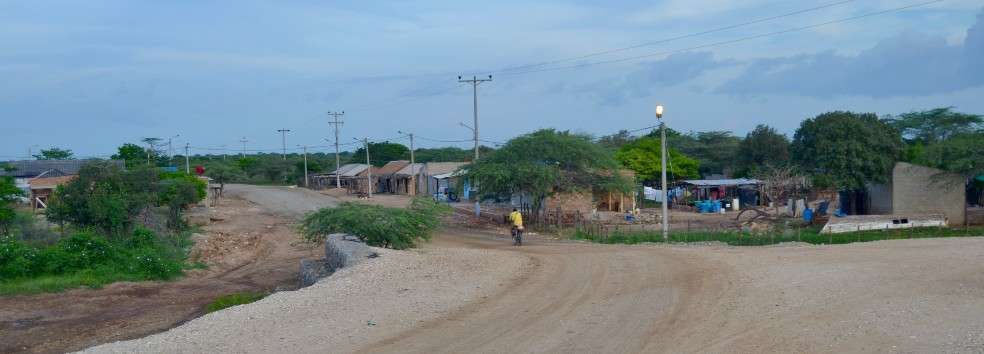 Una vía polvorienta en Pancho (Manure), en La Guajira, en un día soleado.