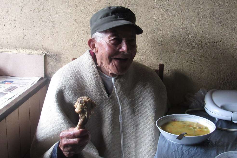 Don Marco García es el abuelo de Yeisson y la fuente de inspiración de su cortometraje. A pesar de sus canas, su alma parece la de un joven, pues sale con chistes y comentarios que a Yeisson le hacen decir: "Ay, mi abuelito".Diego OjedaA la limitante de recursos se sumó la falta de tiempo, pues él ayuda a su padre en el campo ordeñando vacas y moliendo la gallinaza (estiércol de gallina), que venden como fertilizante. Para la fecha también estudiaba en el Politécnico Grancolombiano, por lo que el único tiempo para grabar era en vacaciones o en las noches y madrugadas de los fines de semana. Con cariño recuerda cómo su mamá, a las dos de la mañana, subía hasta la terraza de la casa, donde había improvisado su estudio, para llevarle una taza de café con leche y pan.
