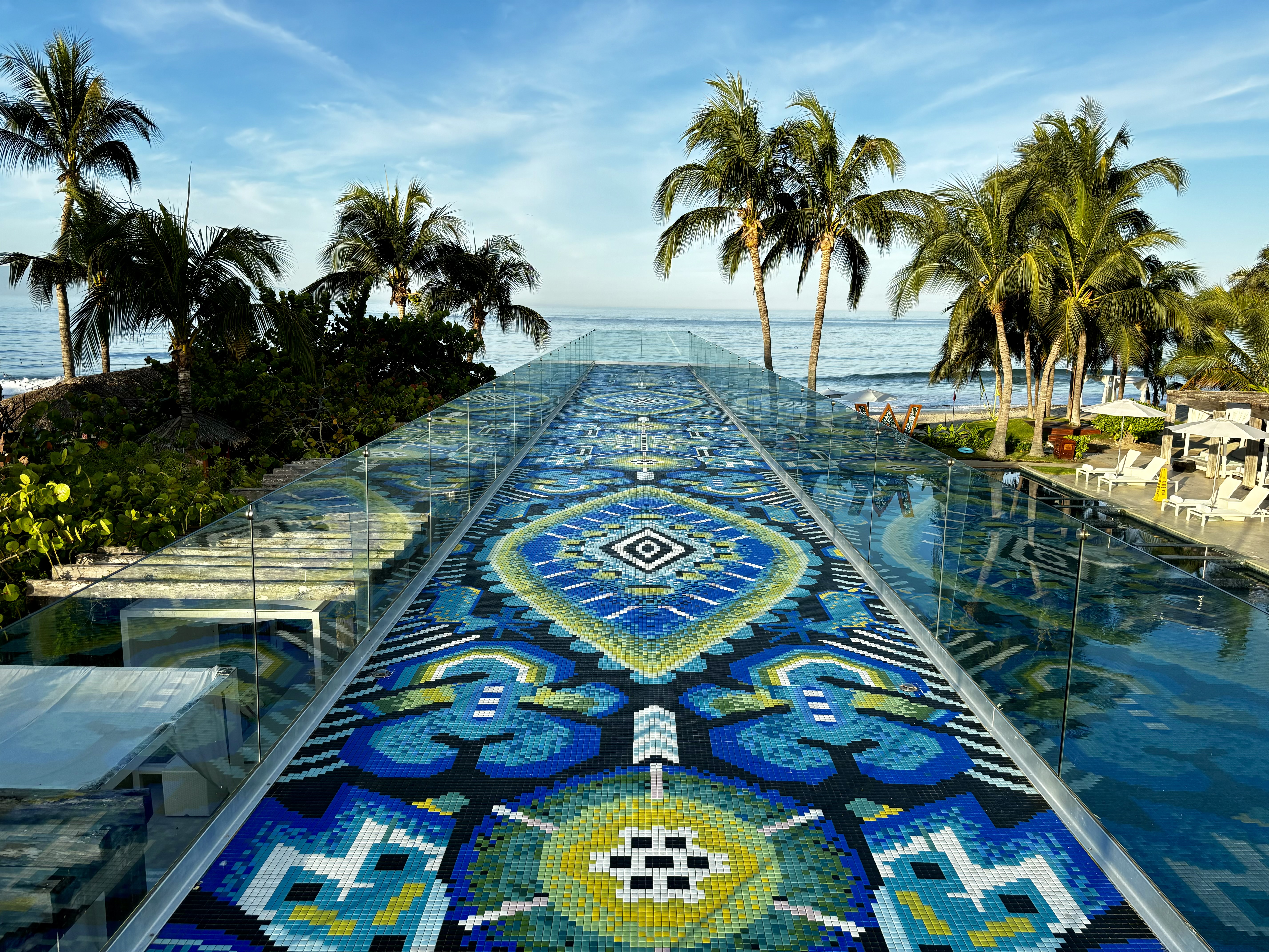 El Camino Huichol, uno de los íconos de W Punta de Mita, fue creado con más de 751.000 mosaicos, puestos a mano, que juntos componen los elementos más emblemáticos de la cultura wixarika, como el peyote, el águila, el venado y mucho más.