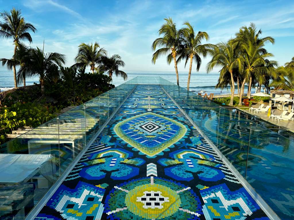 El Camino Huichol, uno de los íconos de W Punta de Mita, fue creado con más de 751.000 mosaicos, puestos a mano, que juntos componen los elementos más emblemáticos de la cultura wixarika, como el peyote, el águila, el venado y mucho más.