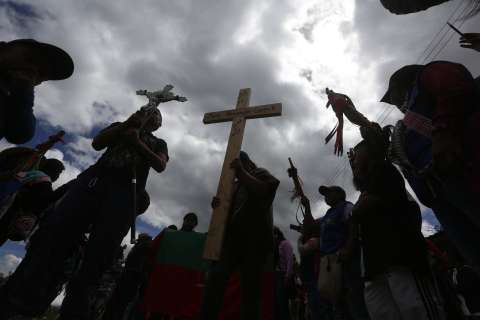 ¿Qué hay detrás de la violencia en el Cauca? Habla líder indígena Eduin Capaz