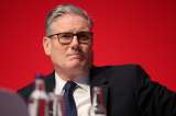 Keir Starmer pide “espacio” y ataca a Reform UK por política migratoria “racista”