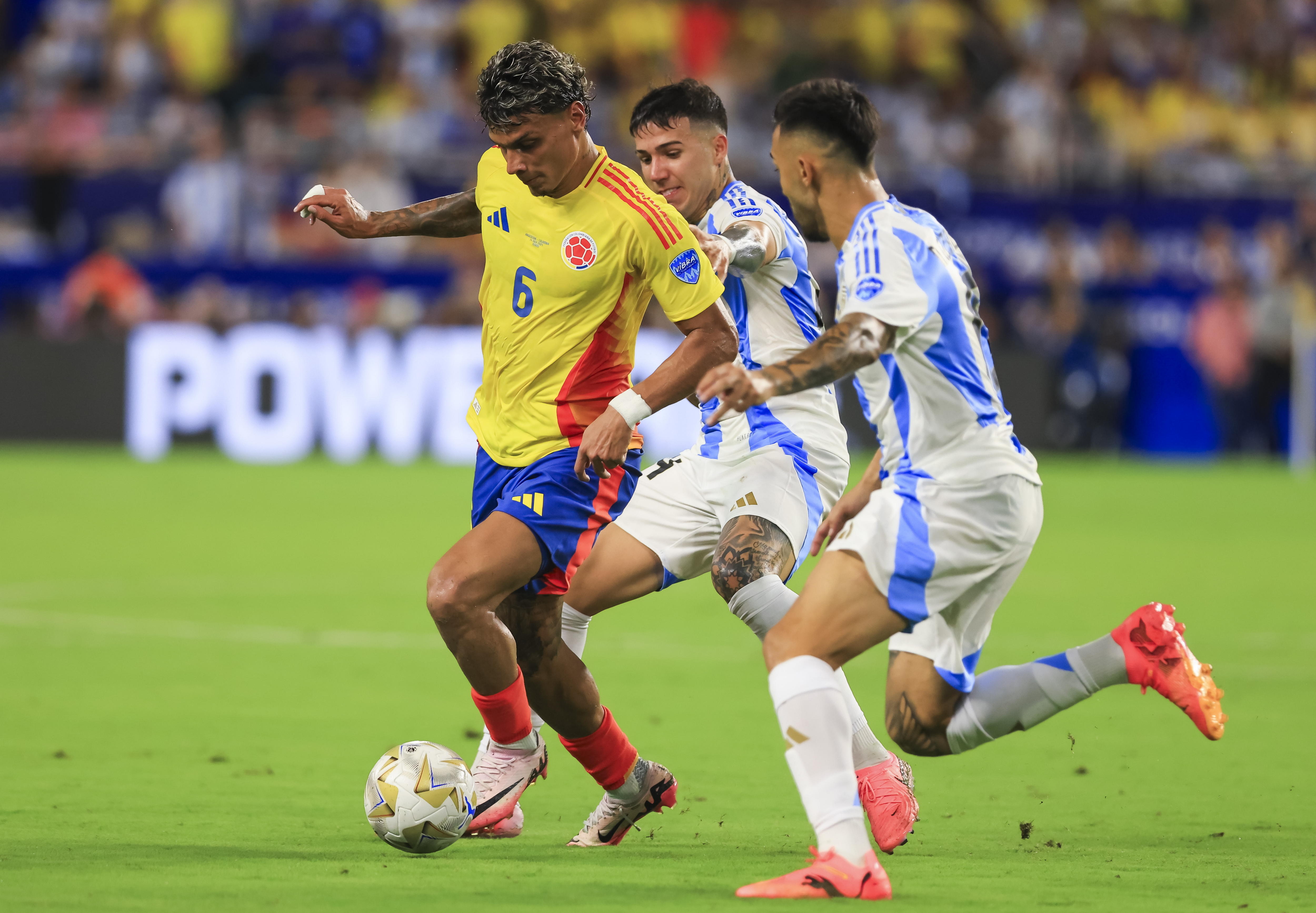 Miami (United States), 15/07/2024.- Colombia's Richard Rios (L) in action with Argentina's Nicolas Gonzalez (R) and Enzo Fernandez during the CONMEBOL Copa America 2024 final in Miami Gardens, Florida, USA, 14 July 2024. EFE/EPA/CRISTOBAL HERRERA-ULASHKEVICH
