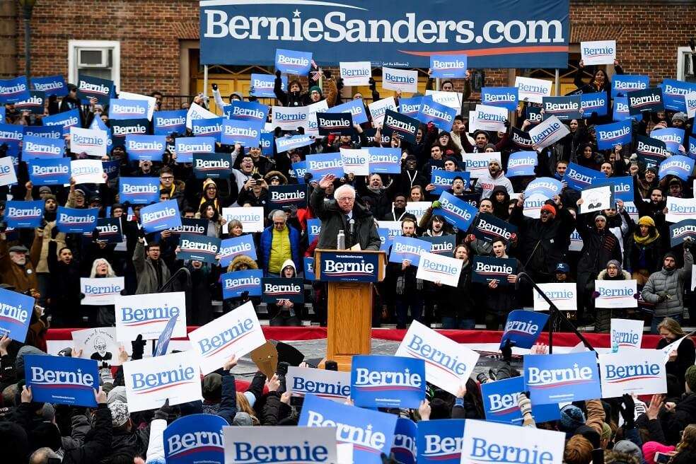 El senador y candidato presidencial demócrata Bernie Sanders propone prohibir la recompra de acciones a menos que antes la corporación haya invertido en sus trabajadores. / Johannes Eisele / AFP