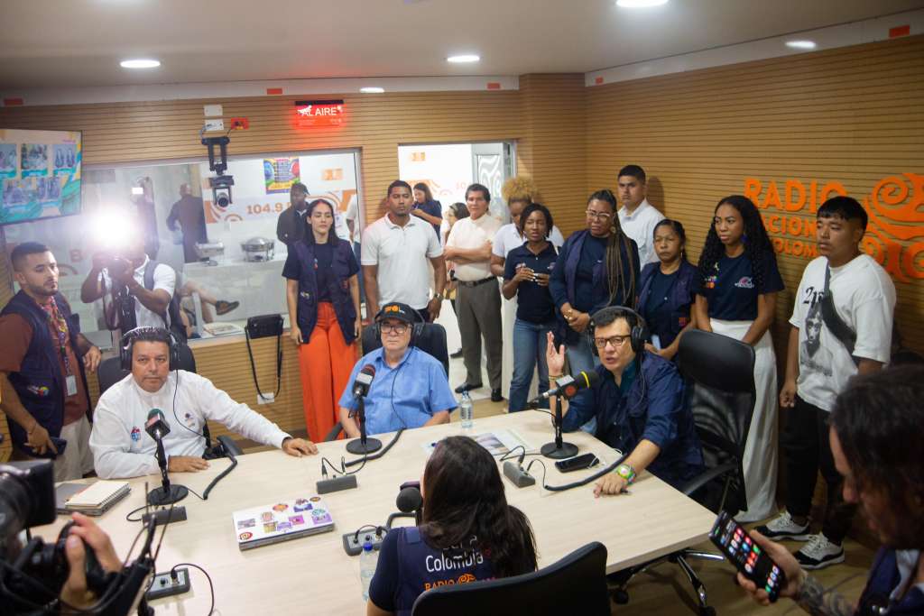 En la inauguración de la emisora de Buenaventura estuvo el director de RTVC, Hollman Morris; y el presidente de Comunes y excombatiente de las FARC, Rodrigo Londoño.