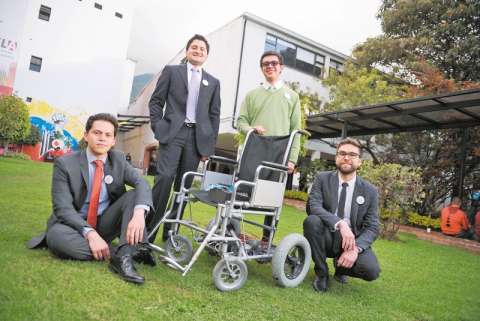 Jóvenes colombianos inventan silla de ruedas que se mueve con los ojos