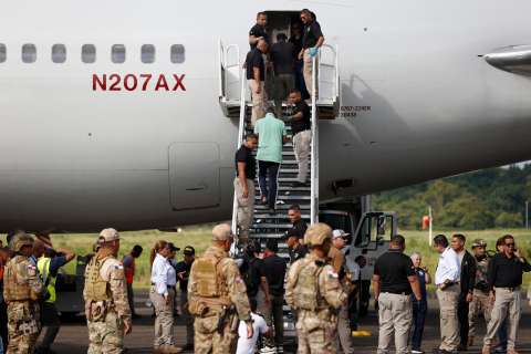 Vuelos de deportación redujeron el paso de migrantes por el Darién, según EE. UU.