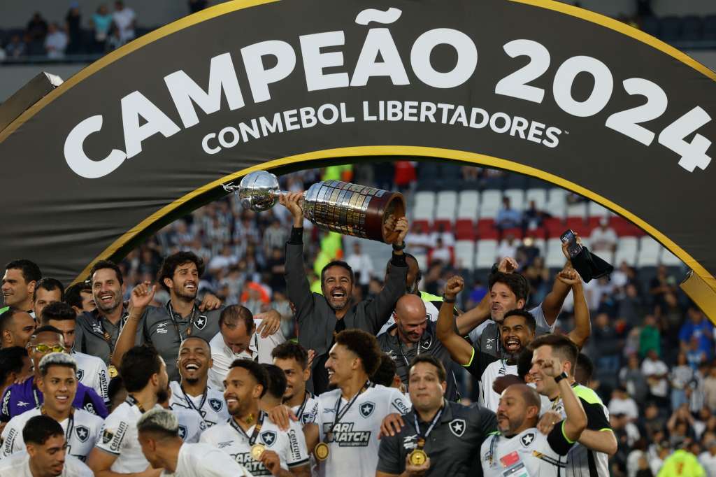 -FOTODELDÍA-EVE6140. BUENOS AIRES (ARGENTINA), 30/11/2024.- El entrenador de Botafogo Artur Jorge (c) celebra con el trofeo al ganar la Copa Libertadores ante Atlético Mineiro este sábado, en el estadio Más Monumental en Buenos Aires (Argentina). EFE/ Antonio Lacerda