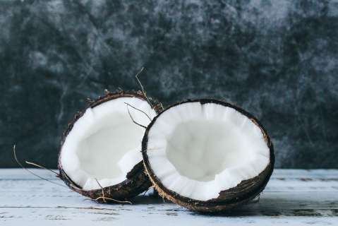 Ocho cosas que puedes hacer con un coco: desde harina hasta aceite