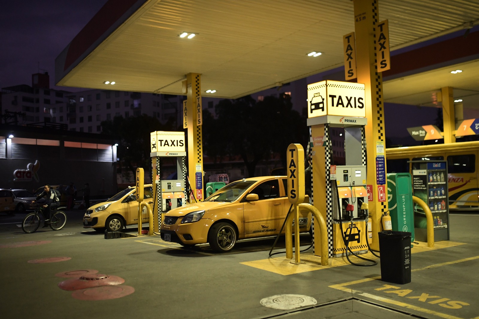 El aumento del precio del gas, la gasolina y el diésel es otra de las razones de la protesta.
