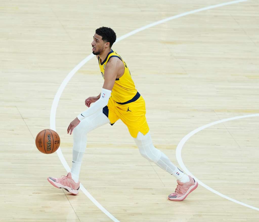INDIANAPOLIS (United States), 19/06/2025.- Indiana Pacers guard Tyrese Haliburton brings the ball up court during the first half of game six of the NBA finals between the Oklahoma City Thunder and the Indiana Pacers at the Gainbridge Fieldhouse in Indianapolis, Indiana, USA, 19 June 2025. (Baloncesto) EFE/EPA/BRIAN SPURLOCK SHUTTERSTOCK OUT