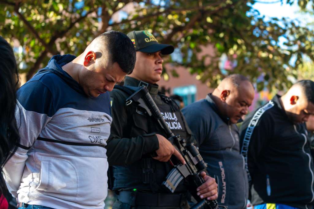 La banda, conformada por tres hombres y tres mujeres, operaba en zonas de alta afluencia en las localidades de Chapinero y Teusaquillo, donde al menos diez personas terminaron en hospitales tras ser drogadas, golpeadas y despojadas de sus pertenencias.