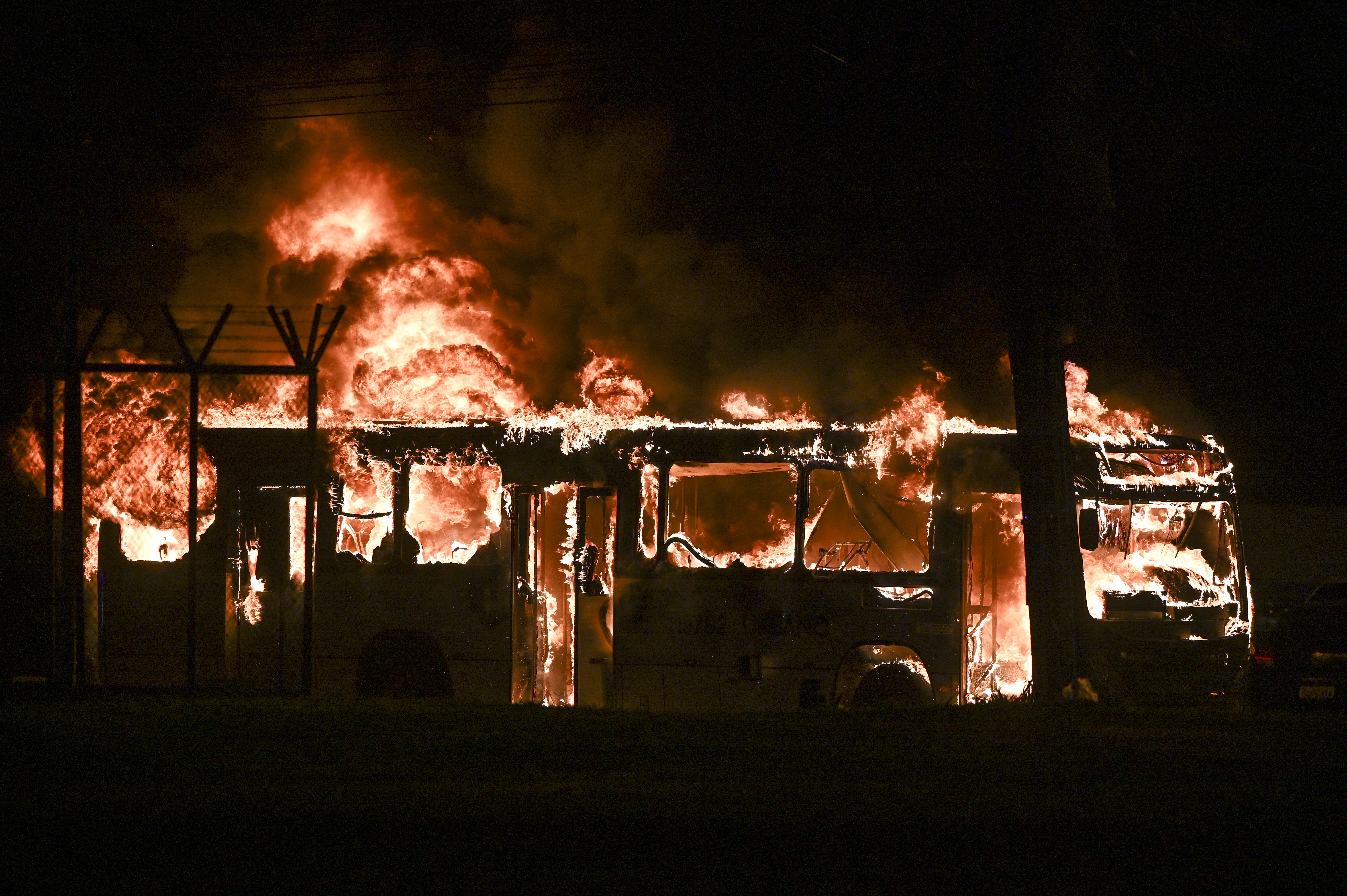 BRA50. BRASILIA (BRASIL), 12/12/2022.- Vista hoy de un bus incinerado por seguidores del saliente presidente de Brasil, Jair Bolsonaro, en Brasilia (Brasil). Bolsonaristas intentaron invadir este lunes una de las sedes de la Policía Federal en Brasilia en represalia por el arresto de uno de sus líderes que pide un golpe de Estado. Los manifestantes, que vestían en su mayoría prendas de color amarillo y verde, incendiaron algunos de los vehículos estacionados en la sede policial. EFE/ANDRÉ BORGES