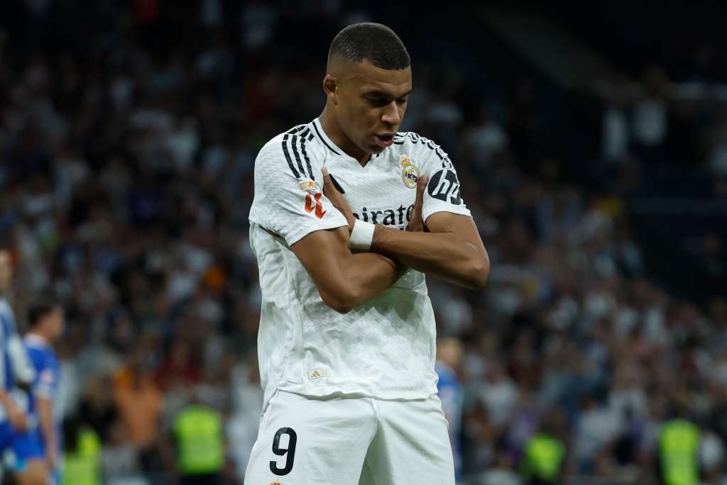 MADRID, 24/09/2024.- El delantero francés del Real Madrid, Kylian Mbappé, celebra el segundo gol del equipo madridista durante el encuentro correspondiente a la séptima jornada de Laliga EA Sports que Real Madrid y Alavés disputan hoy martes en el estadio Santiago Bernabéu, en Madrid. EFE / Juanjo Martín.