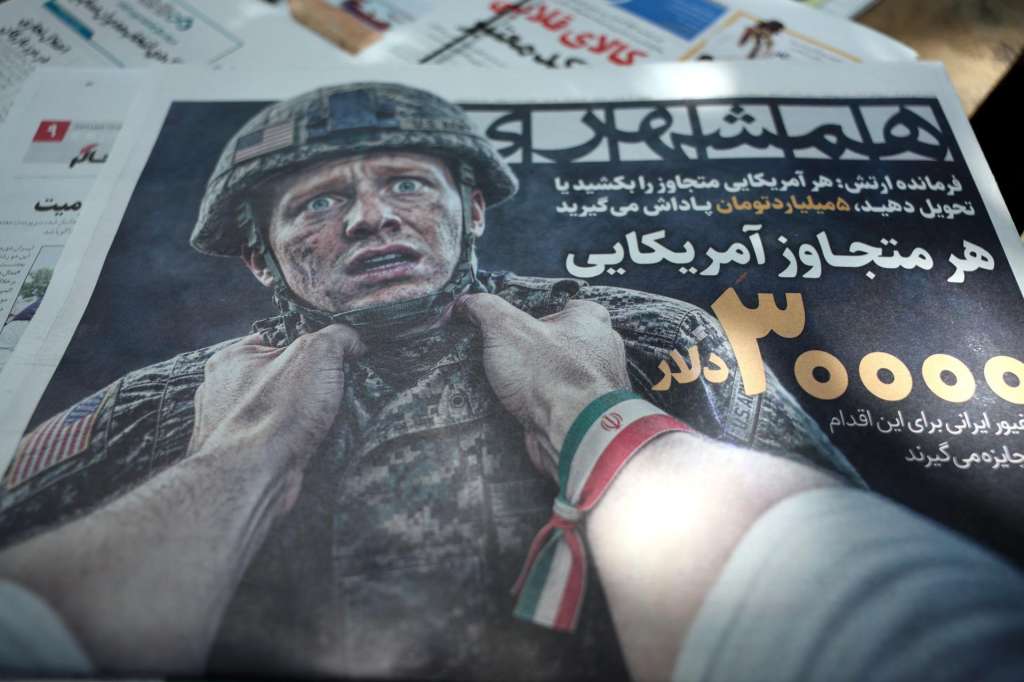 TEHRAN (IRAN(Islamic Republic Of)), 17/08/2026.- A copy of the Iranian daily newspaper Hamshahri depicting a US soldier and a title reading in Persian '30.000 dollars for anyone who kills or captures one US soldier' is displayed outside a kiosk in Tehran, Iran, 17 August 2026. Iranian Army chief Amir Hatami announced a 30,000 US dollar bounty for killing or capturing US military personnel, offering double the reward for Iranian women who carry out the action, according to Iranian state media. (Teherán) EFE/EPA/ABEDIN TAHERKENAREH RESTRICTIONS: NO Access Israel Media/Persian Language TV Stations Outside Iran/Strictly No Access BBC Persian/VOA Persian/Manoto TV/Iran International TV. (As mandated by Iran's Directorate General for Foreign Media) --