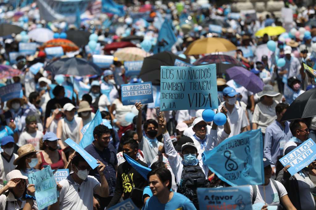 MEX3252. CIUDAD DE MÉXICO (MÉXICO) 07/05/2022.- Cientos de personas marchan durante una manifestación en contra del aborto hoy, en Ciudad de México (México). Miles de mexicanos antiaborto marcharon este sábado en la capital para exigir la prohibición de la interrupción del embarazo en medio del debate en Estados Unidos, cuya Corte Suprema podría revertir este histórico derecho. EFE/ Sashenka Gutiérrez