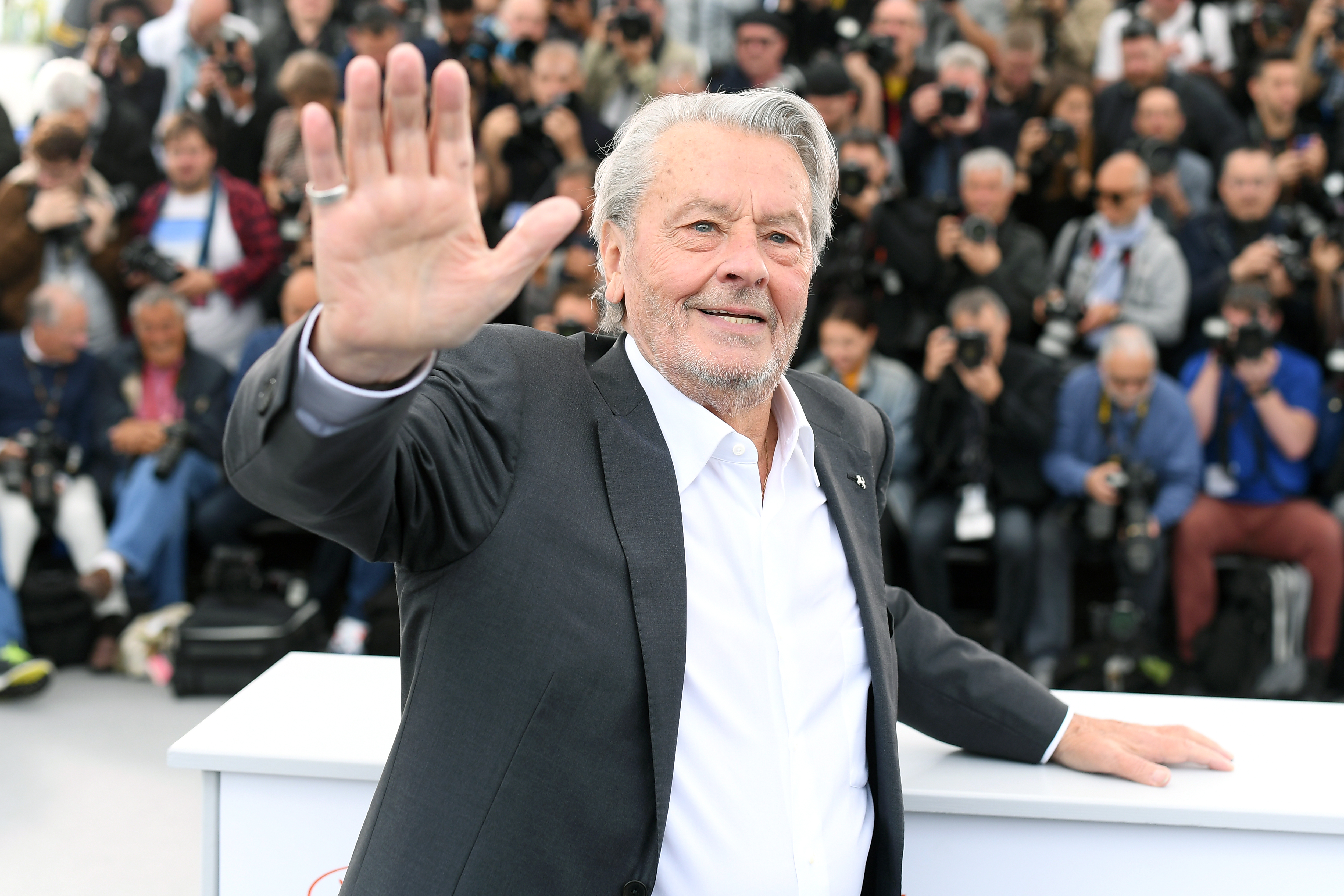 Alain Delon asiste a la sesión fotográfica de Palme D'Or D'Honneur durante el 72º Festival de Cine de Cannes el 19 de mayo de 2019 en Cannes, Francia.