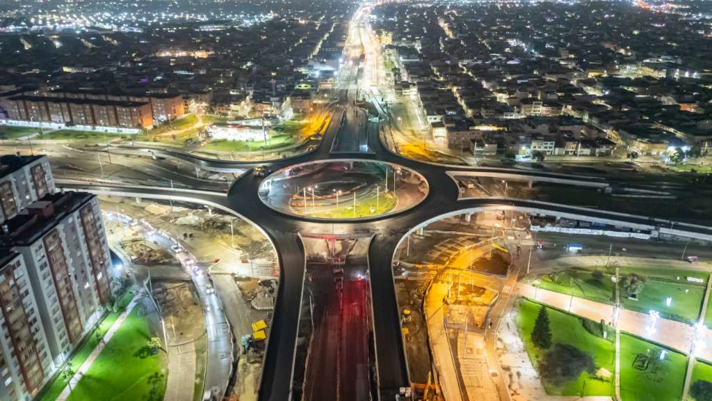 A la par, la glorieta elevada registra un 96% de avance.