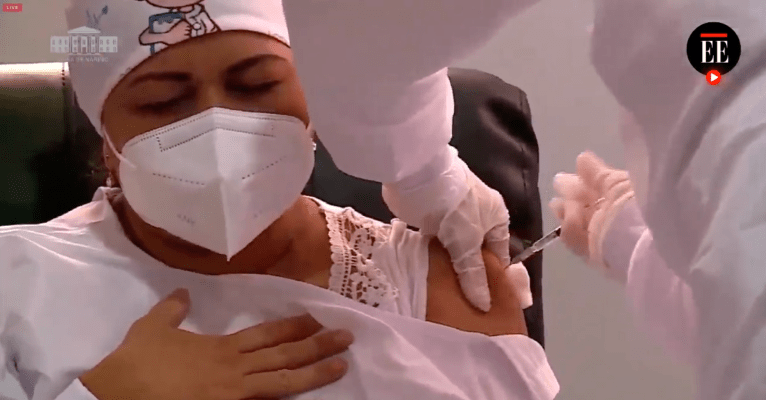 Vacunan contra el coronavirus a la primera persona en Colombia