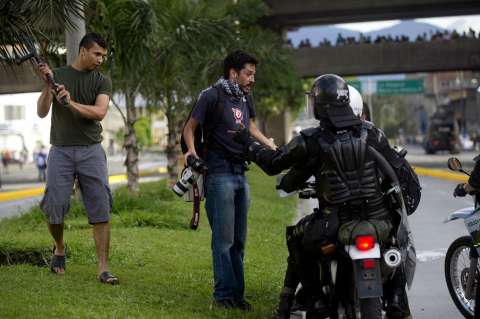 Policías agreden a periodistas