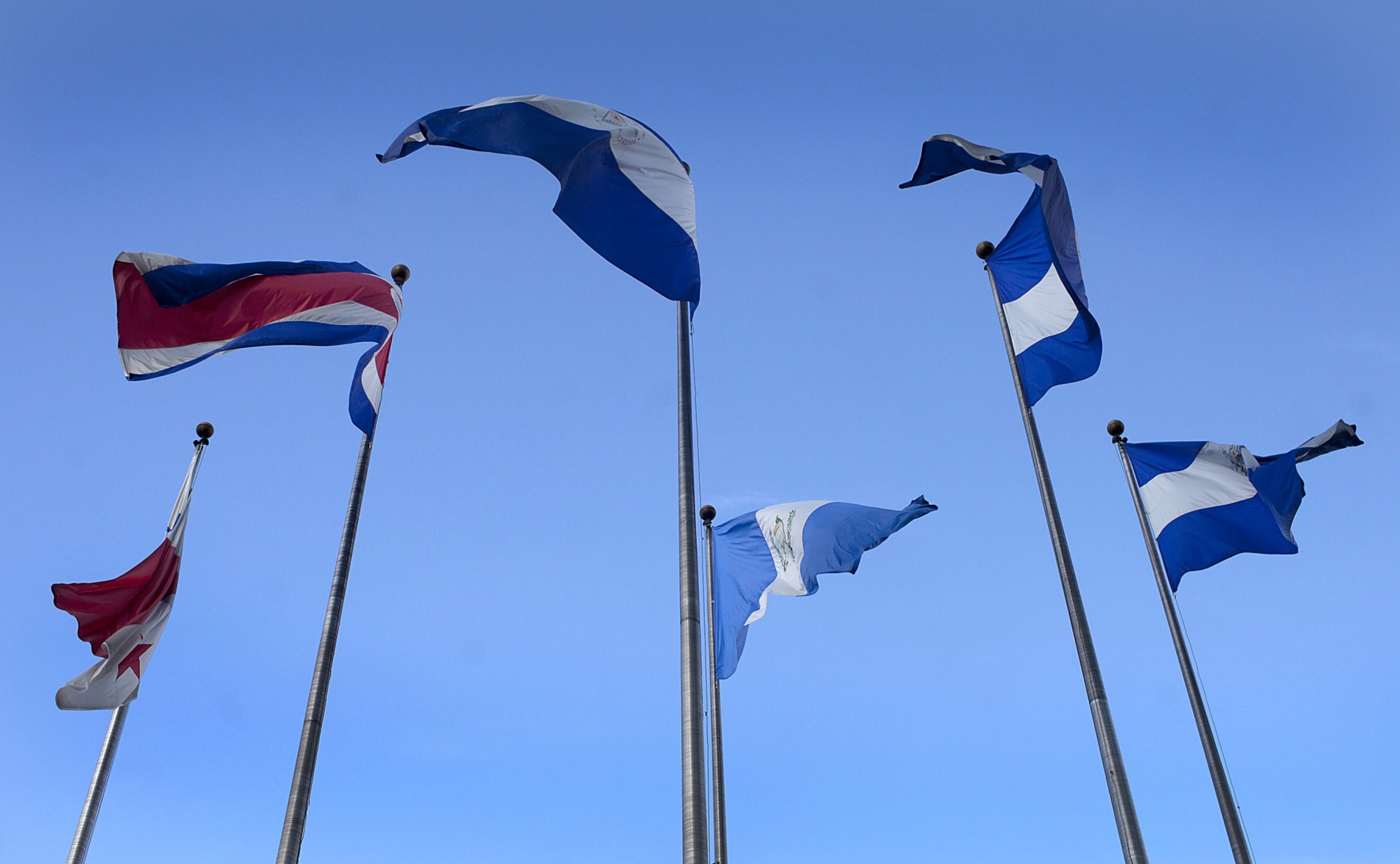 en el caso latinoamericano ese “espacio regional” se encuentra muy deteriorado, y se requerirá un gran esfuerzo para reconstruir la narrativa de la integración. Más aún si a dichos propósitos se le agrega la ambición de reavivar el diálogo interamericano, tomando en consideración que está en plena marcha el proceso de convocatoria a la IX Cumbre de las Américas, que tendrá lugar en Los Ángeles, EE. UU. en junio 2022